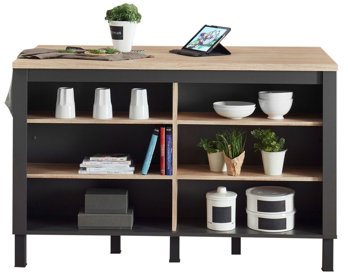 Kücheninsel mit Holzarbeitsplatte, offenen Regalfächern, Geschirr und Pflanzen, Vorderansicht