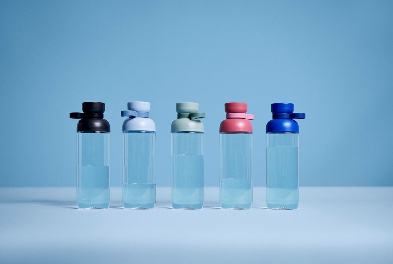 Mepal Drinkfles Nordic Black VITA Vijf drinkflessen in verschillende kleuren (zwart, lichtblauw, groen, roze, blauw) staan naast elkaar op een vlakke ondergrond, gezien van voren.