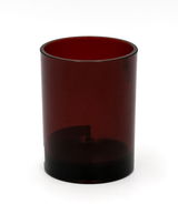 Transparenter roter Becher aus Glas, seitliche Perspektive