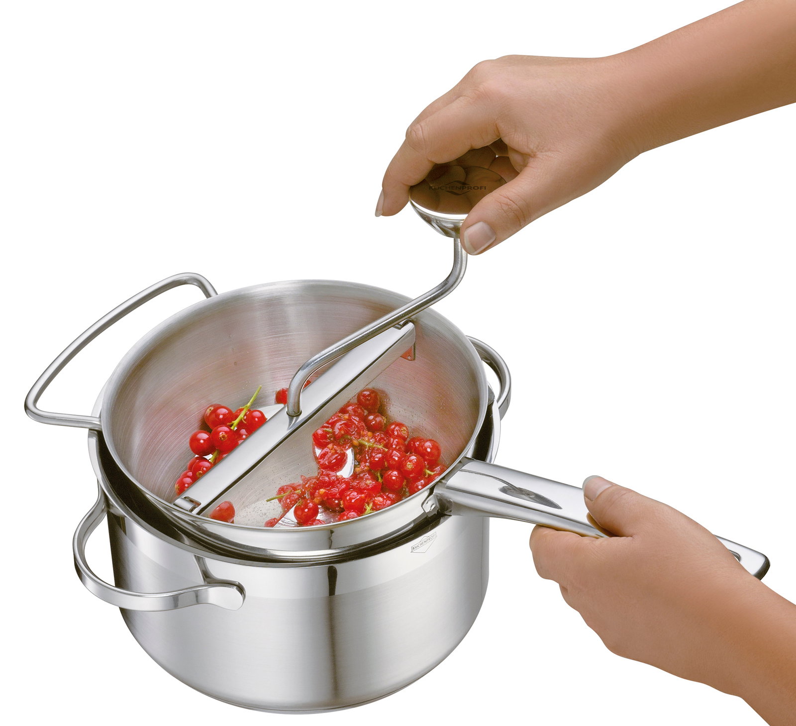 Passiergerät aus Edelstahl in der Seitenansicht, das rote Beeren in einem Topf passiert.