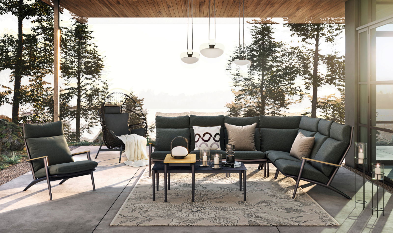 Moderne Loungegarnitur mit dunkelgrünen Polstern und eleganten Metallrahmen, umgeben von einem natürlichen Außenbereich mit Seeblick, aus der Frontalperspektive.