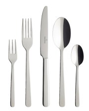 Set aus fünf Edelstahl-Besteckteilen, bestehend aus zwei Gabeln, einem Messer, einem Esslöffel und einem Teelöffel, frontal abgebildet.