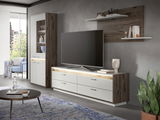 Wohnkombination mit modernem Design, bestehend aus einem großen Fernseher auf einem weißen und holzfarbenen TV-Schrank, einem hohen Schrank mit Glastüren und Regalen, sowie zwei Wandregalen. Perspektive von vorne.
