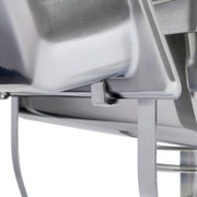 Nahaufnahme eines Chafing-Dish aus Edelstahl, seitliche Perspektive