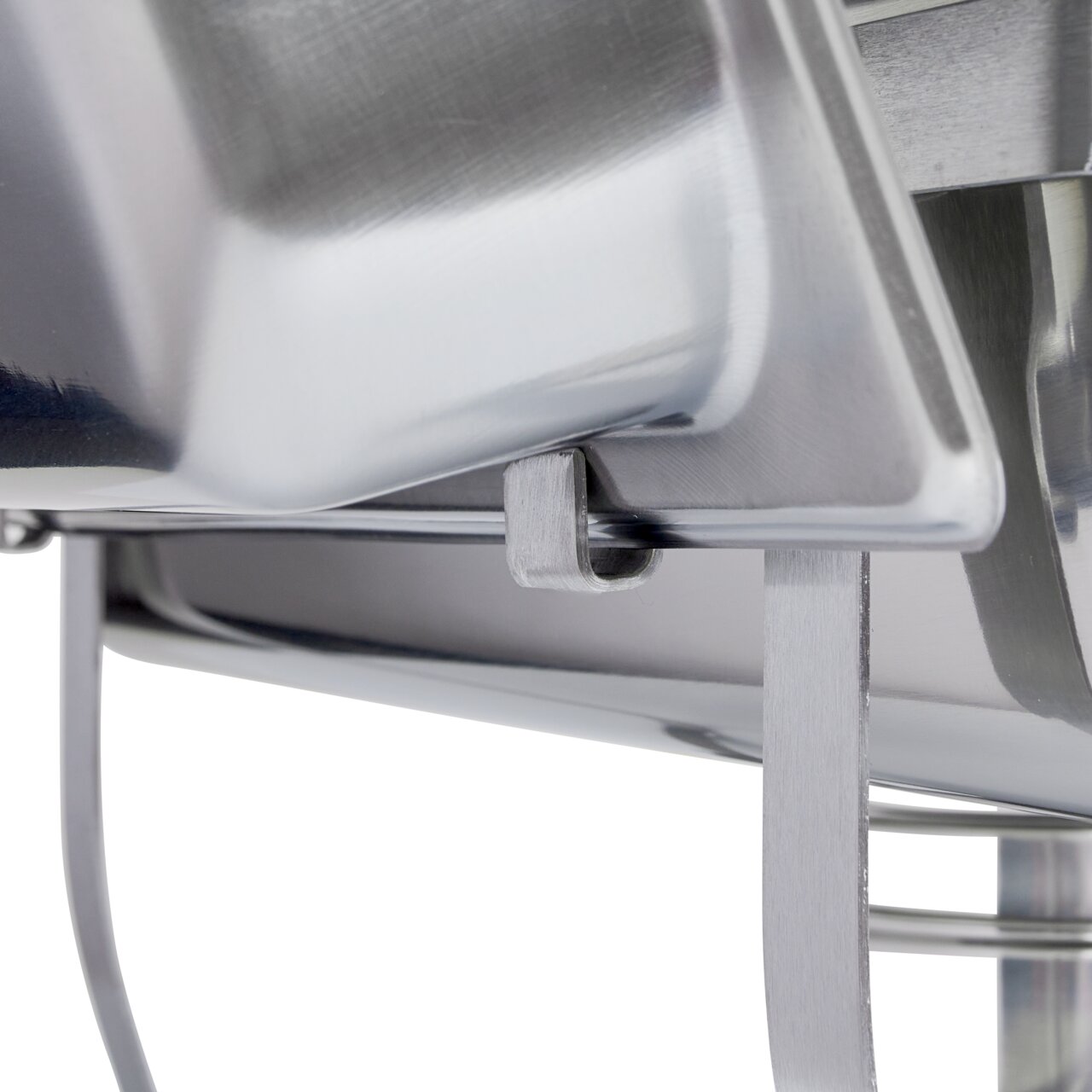 Nahaufnahme eines Chafing-Dish aus Edelstahl, seitliche Perspektive