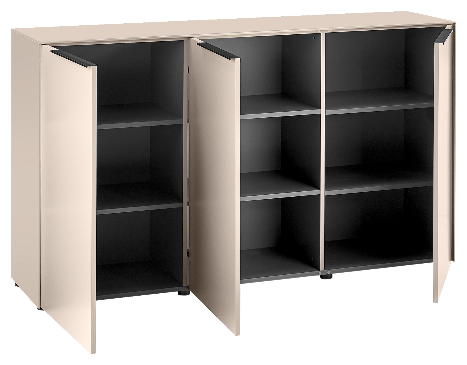 Modernes Sideboard/Schrank in Beige mit dunkelgrauen Innenfächern, drei Türen geöffnet und mehreren Regalböden sichtbar, Produktansicht schräg von vorne.