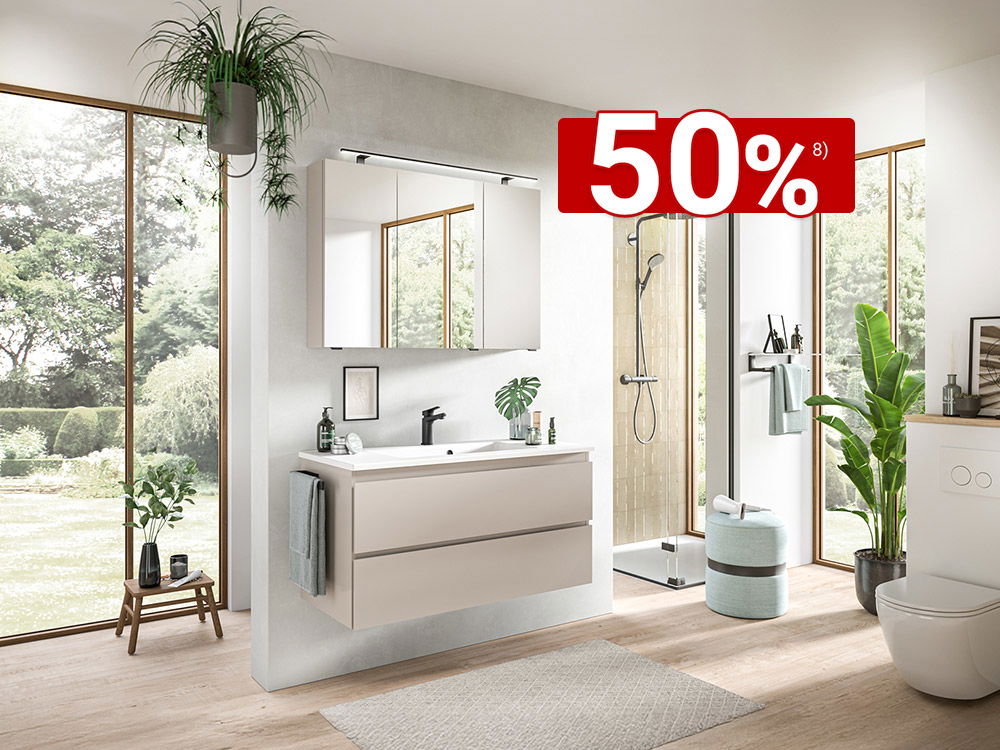 Helles modernes Badezimmer mit Waschtisch, großer Dusche, Pflanzen und bodentiefen Fenstern.