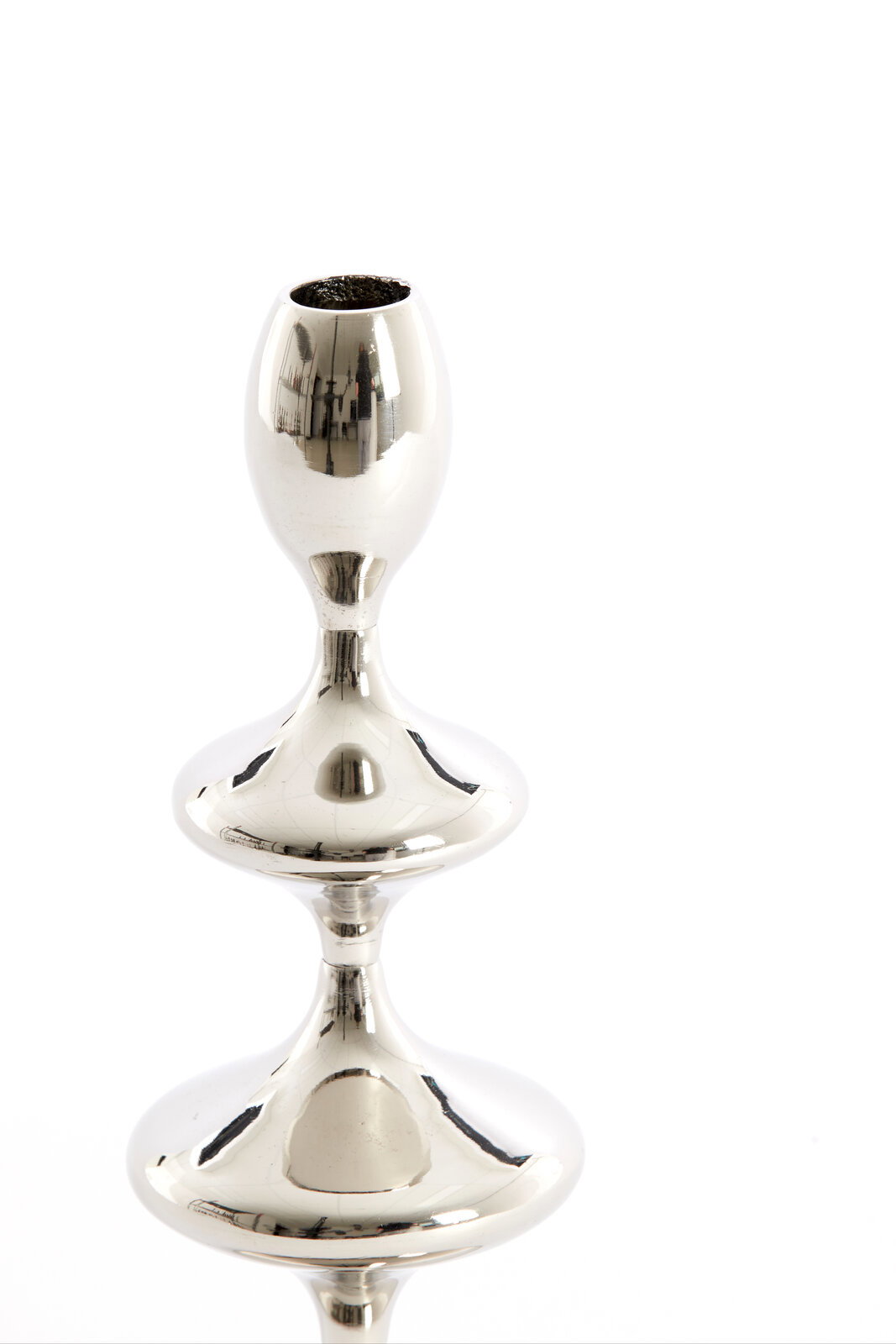 Silberner Kerzenständer aus poliertem Metall, seitliche Perspektive