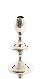 Silberner Kerzenständer aus poliertem Metall, seitliche Perspektive