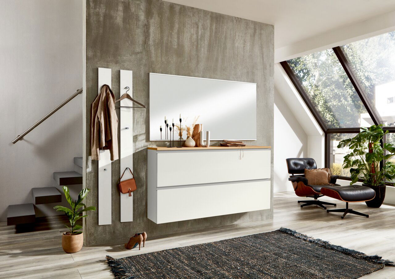 Dieter Knoll Spiegel SORRENT Moderner Eingangsbereich mit Schuhschrank, Garderobenpaneel und großem Spiegel, seitliche Perspektive.