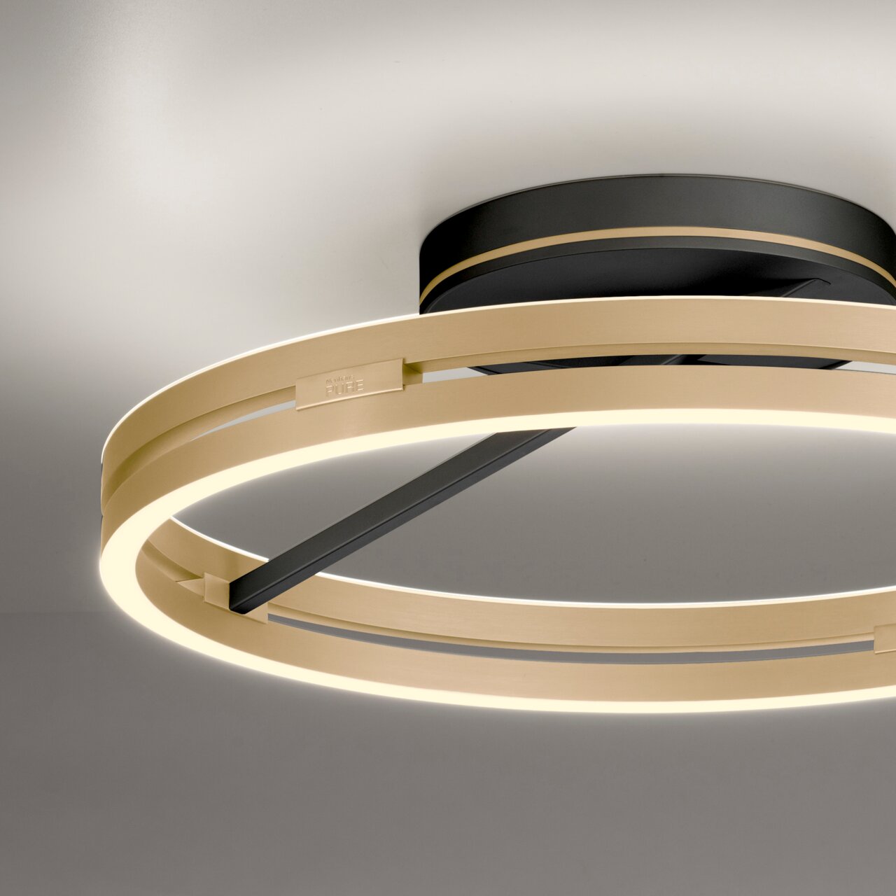 Moderne Deckenleuchte PURE Loop in goldener und schwarzer Ausführung, seitliche Perspektive