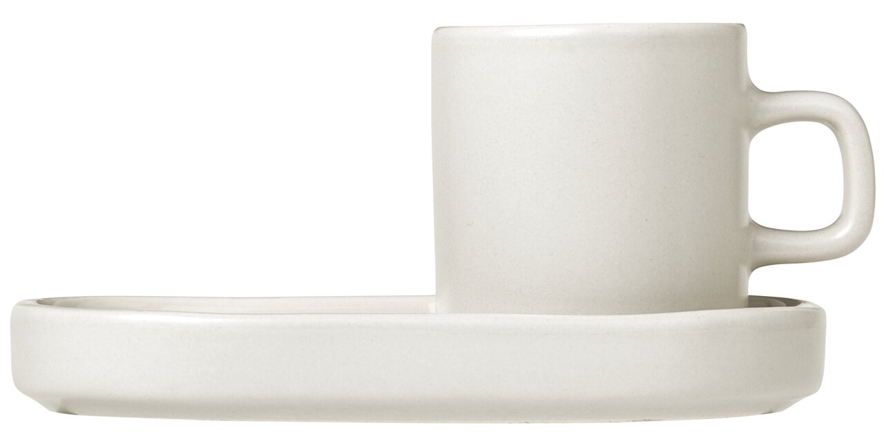 Beige Espressotasse mit Untertasse, seitliche Perspektive