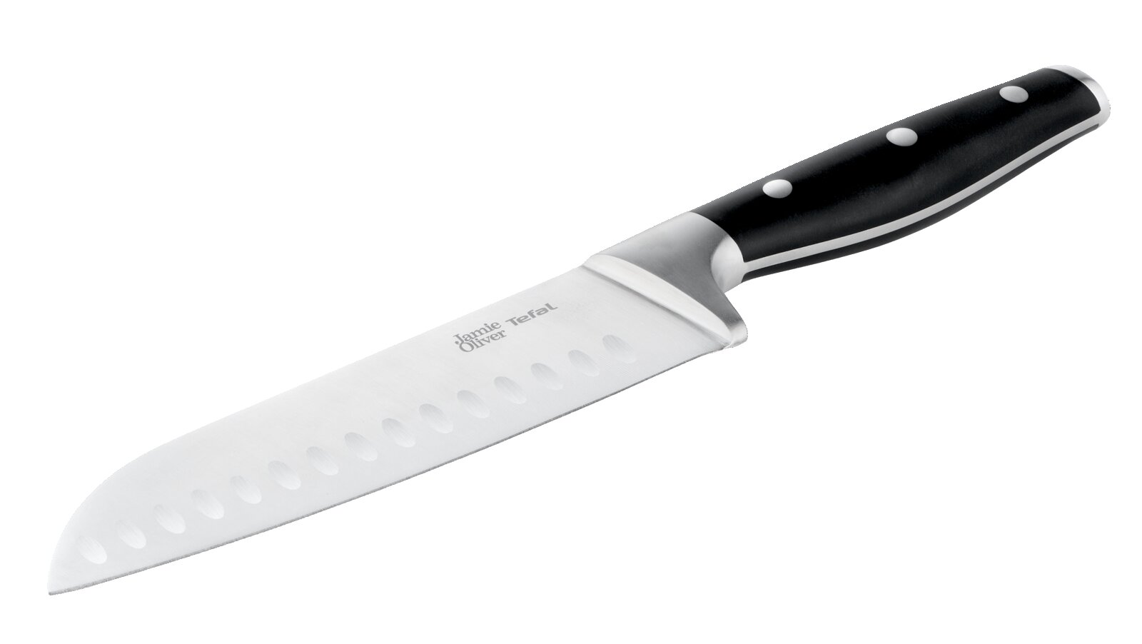 Jamie Oliver by Tefal Santoku-Küchenmesser aus Edelstahl mit Kullenschliff und schwarzem Griff, freigestellt auf schwarzem Hintergrund, schräg von oben in Seitenansicht