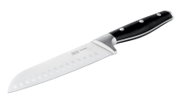 Jamie Oliver by Tefal Santoku-Küchenmesser aus Edelstahl mit Kullenschliff und schwarzem Griff, freigestellt auf schwarzem Hintergrund, schräg von oben in Seitenansicht