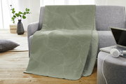Graue Jacquard Decke mit kreisförmigem Muster auf einem Sofa drapiert, seitliche Perspektive