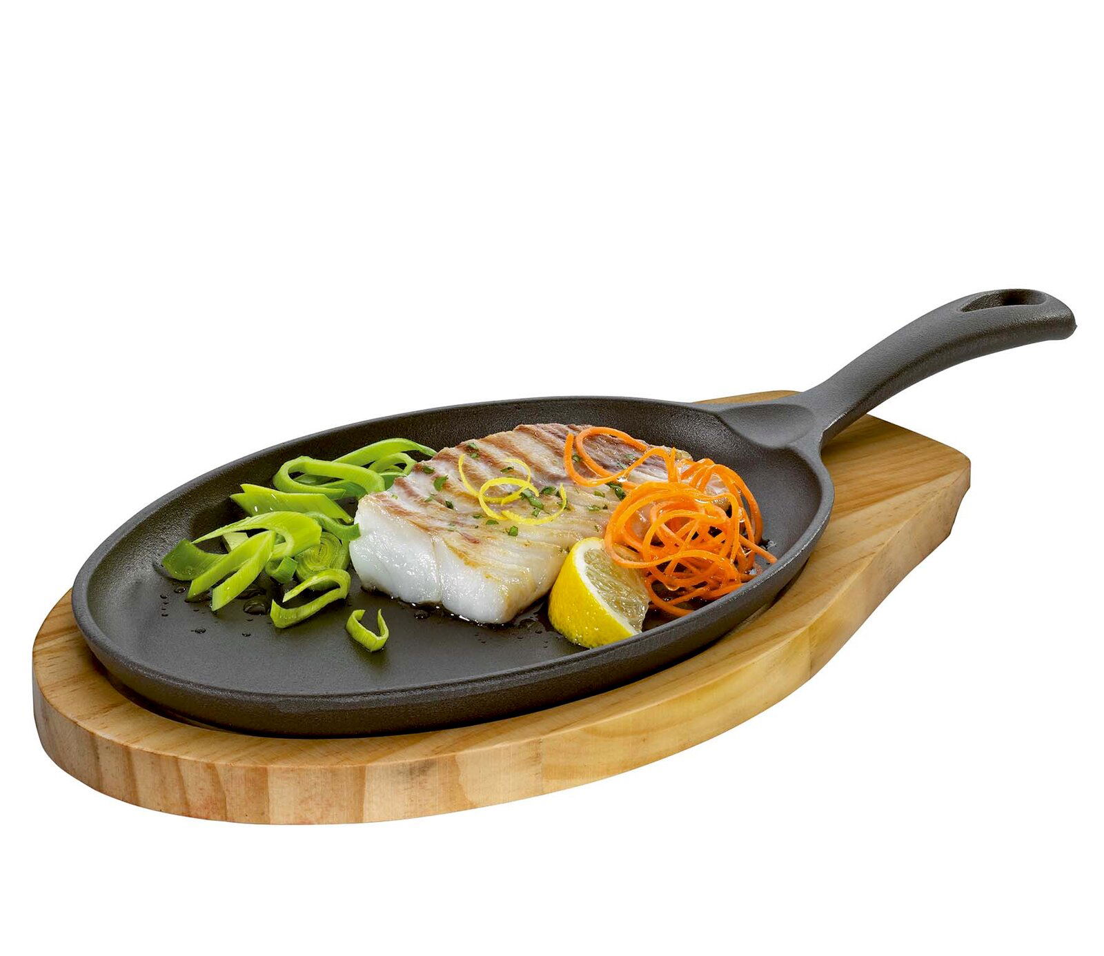 KÜCHENPROFI BBQ Servierpfanne m. Holzbrett BBQ Servierpfanne mit Holzbrett, von schräg oben fotografiert, mit gegrilltem Fisch, Zitronenscheibe und Gemüse dekoriert.