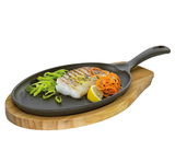 BBQ Servierpfanne mit Holzbrett, von schräg oben fotografiert, mit gegrilltem Fisch, Zitronenscheibe und Gemüse dekoriert.