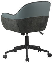 Rückansicht eines modernen Drehstuhls mit gepolsterter Rückenlehne und Rollen