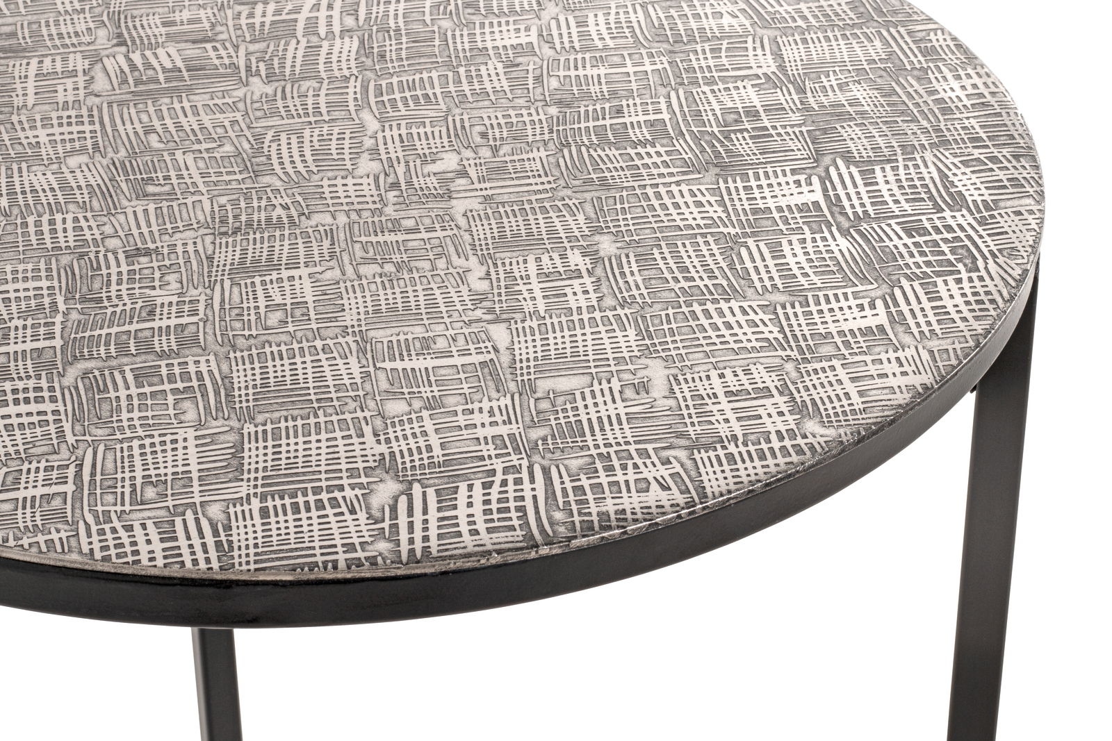 Nahaufnahme eines runden Beistelltisches mit einem kunstvollen, gewebten Muster auf der Tischplatte, aus einer schrägen Perspektive fotografiert.