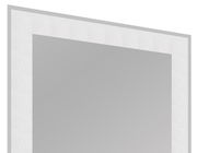 Nahaufnahme eines rechteckigen Spiegels mit silbernem Rahmen, perspektivisch von der Seite aufgenommen.