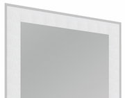 Nahaufnahme eines rechteckigen Spiegels mit silbernem Rahmen, perspektivisch von der Seite aufgenommen.