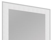 Nahaufnahme eines rechteckigen Spiegels mit silbernem Rahmen, perspektivisch von der Seite aufgenommen.