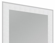 Nahaufnahme eines rechteckigen Spiegels mit silbernem Rahmen, perspektivisch von der Seite aufgenommen.