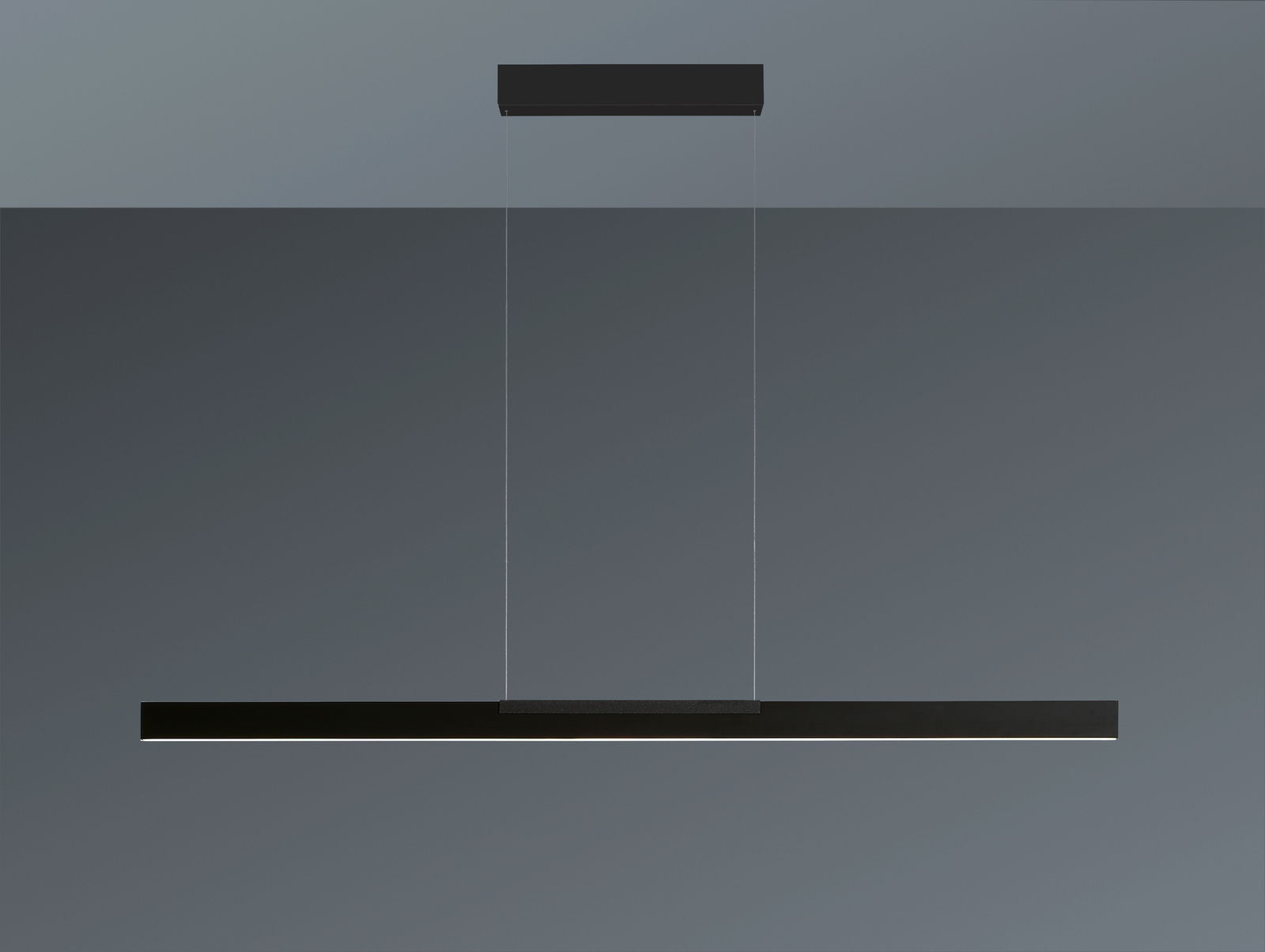 Moderne Pendelleuchte MODUS in schwarzem Design, seitliche Perspektive