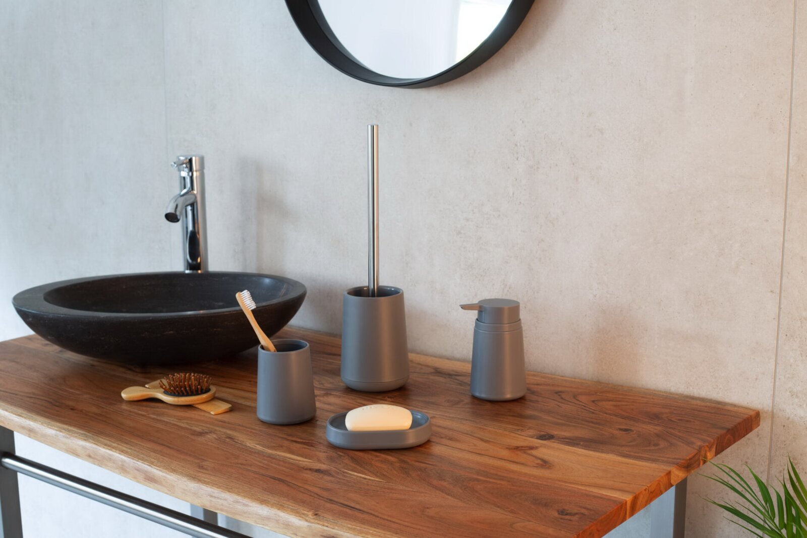 Sadena WC-Bürste KIRA Modernes Badezimmer-Accessoire-Set in Mattgrau (Seifenspender, Zahnputzbecher, WC-Bürste und Seifenschale) auf Holz-Waschtisch neben schwarzem Aufsatzwaschbecken; Ansicht schräg von vorne.
