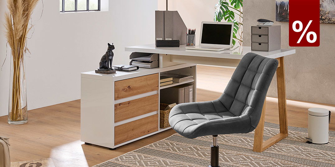 Homeoffice im modernen Look – Schreibtisch mit Stauraum, ergonomischer Drehstuhl und wohnliches Arbeitsumfeld