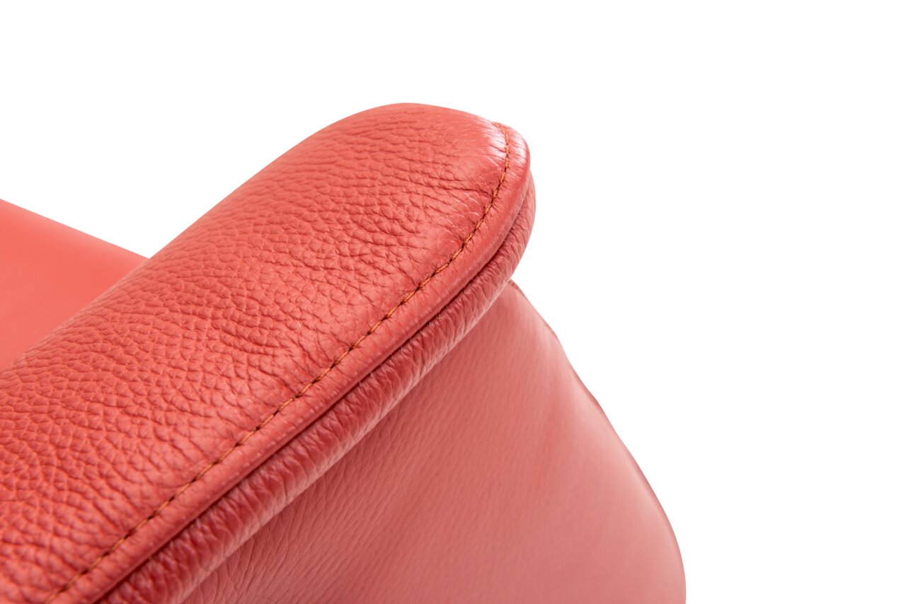 Close-up van een rode relaxfauteuil Welnova 8102 SLIMLINE 2.0, met de nadruk op de armleuning van gestructureerd leer.