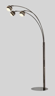 Moderne donker metalen boogvloerlamp met drie bolvormige, verlichte lampenkappen en ronde voet, schuin van voren gezien.