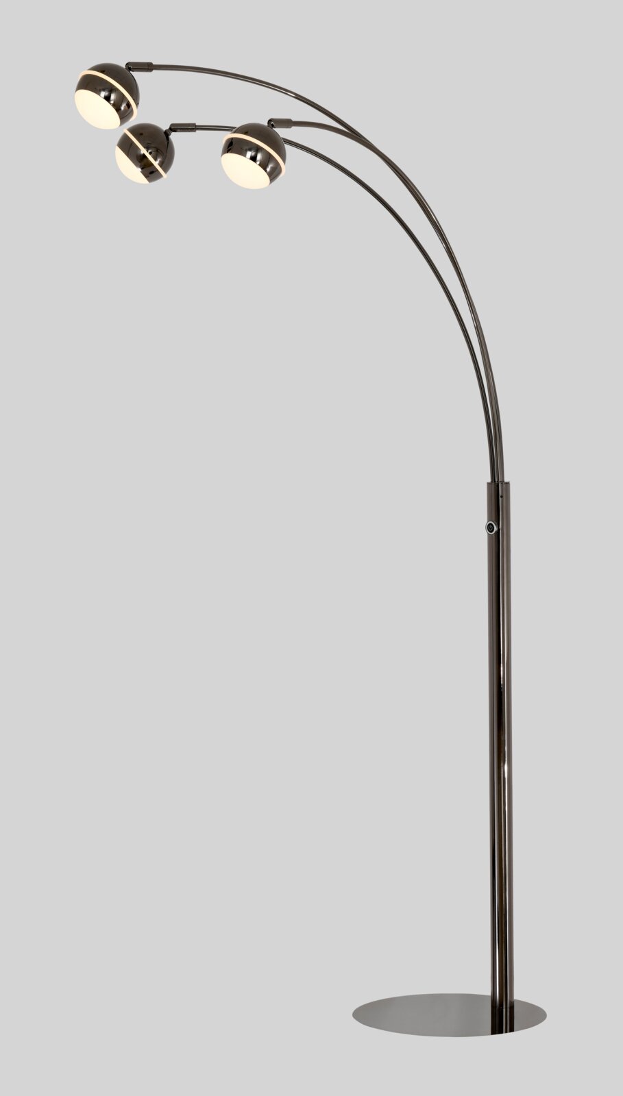 Moderne donker metalen boogvloerlamp met drie bolvormige, verlichte lampenkappen en ronde voet, schuin van voren gezien.
