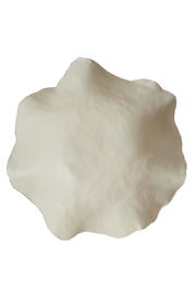 Obenansicht einer unregelmäßig geformten, weißen Schale mit organischer Struktur.