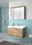 Moderner Badblock mit Holzoptik und weißem Waschbecken, frontal betrachtet, in einem Badezimmer mit blauen Fliesen.