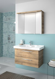 Moderner Badblock mit Holzoptik und weißem Waschbecken, frontal betrachtet, in einem Badezimmer mit blauen Fliesen.