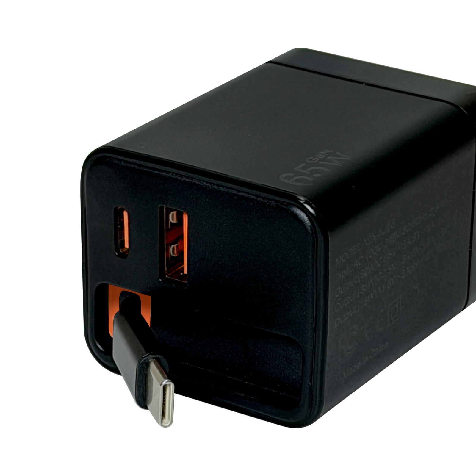 Schwarzes USB-Ladegerät mit EU-Stecker und zwei USB-Anschlüssen (orange), Nahaufnahme in schräger Vorderansicht von oben auf weißem Hintergrund