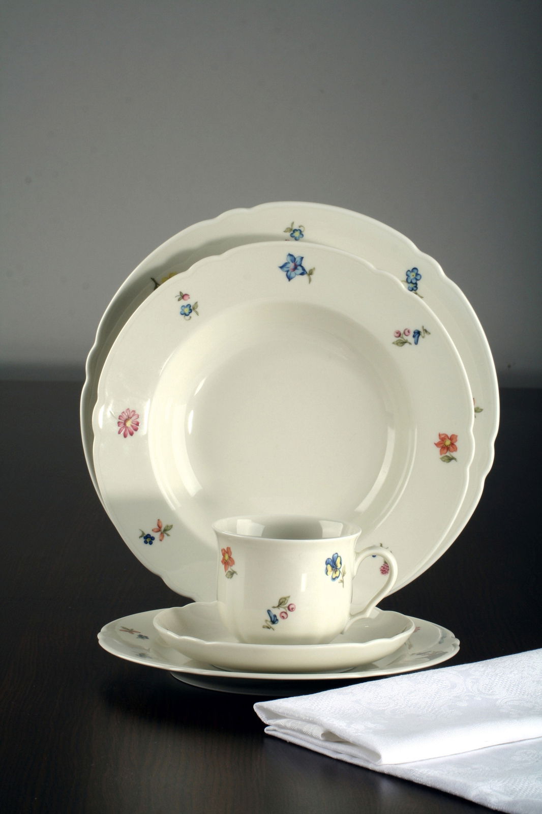 Kaffeeset Marie-Luise 18-tlg. mit floralem Muster, bestehend aus Tassen, Untertassen und Tellern, seitliche Perspektive