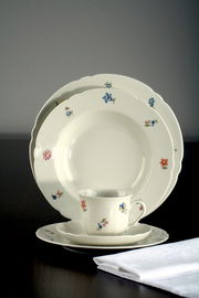 Kaffeeset Marie-Luise 18-tlg. mit floralem Muster, bestehend aus Tassen, Untertassen und Tellern, seitliche Perspektive