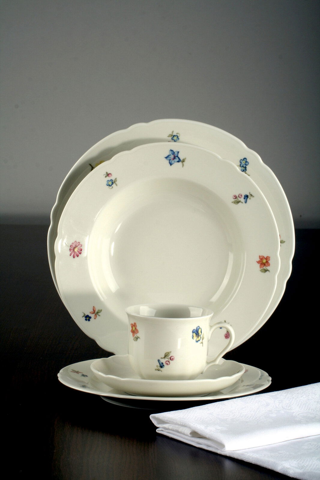 Kaffeeset Marie-Luise 18-tlg. mit floralem Muster, bestehend aus Tassen, Untertassen und Tellern, seitliche Perspektive