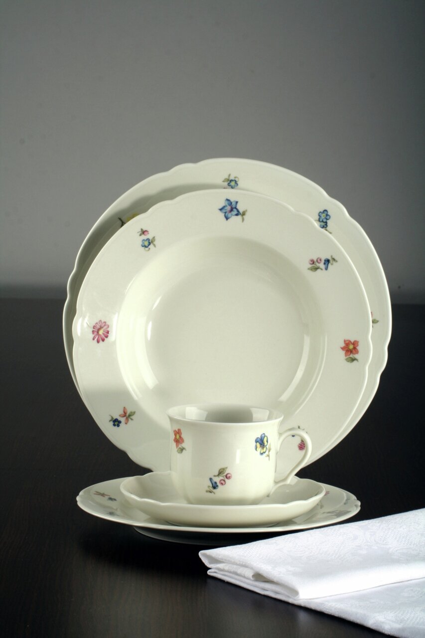 Koffieservies Marie-Luise, 18-delig, met bloemmotief, bestaande uit kopjes, schoteltjes en borden, zijaanzicht