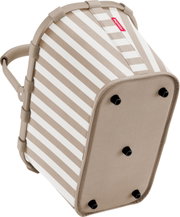 Onderaanzicht van een beige-wit gestreepte boodschappenmand met een stevig frame, poten en handvatten