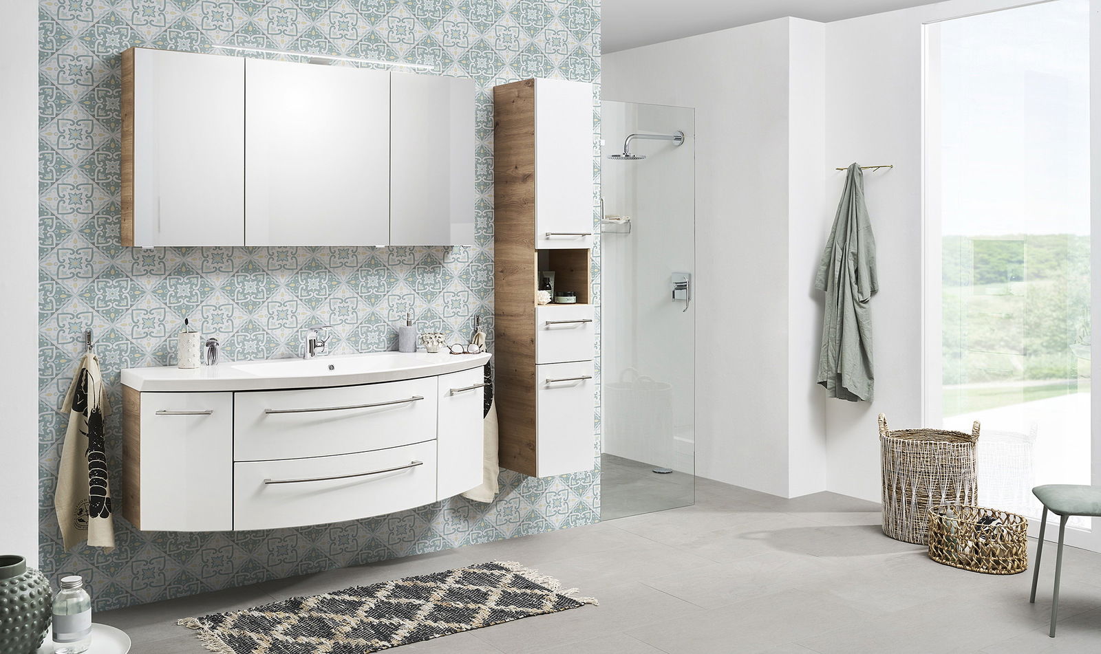 Moderner Hochschrank im Badezimmer, frontal betrachtet, mit Holz- und weißen Elementen, neben einem Waschbecken und einem Spiegel.