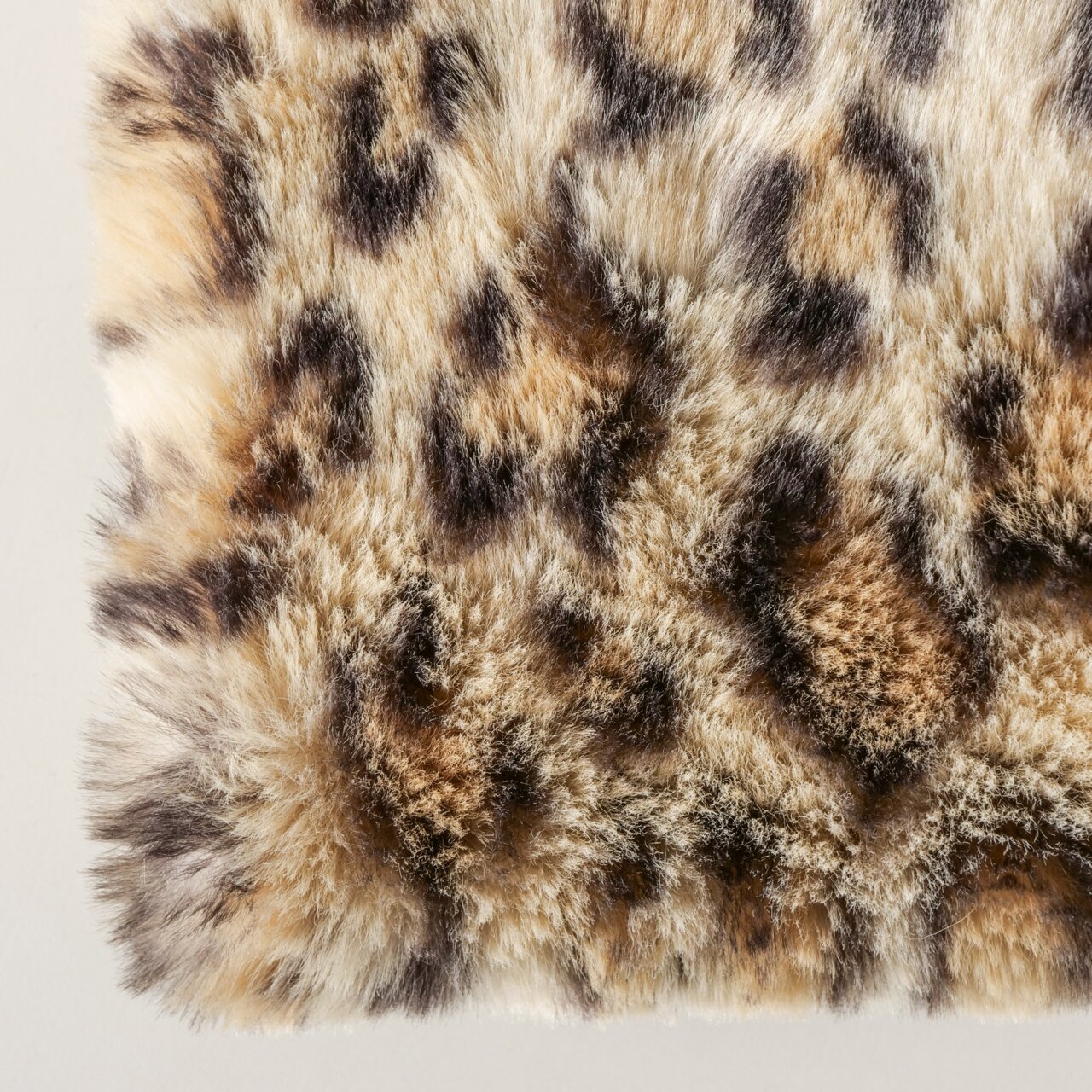 Nahaufnahme einer flauschigen Decke mit Leopardenmuster, von oben betrachtet.
