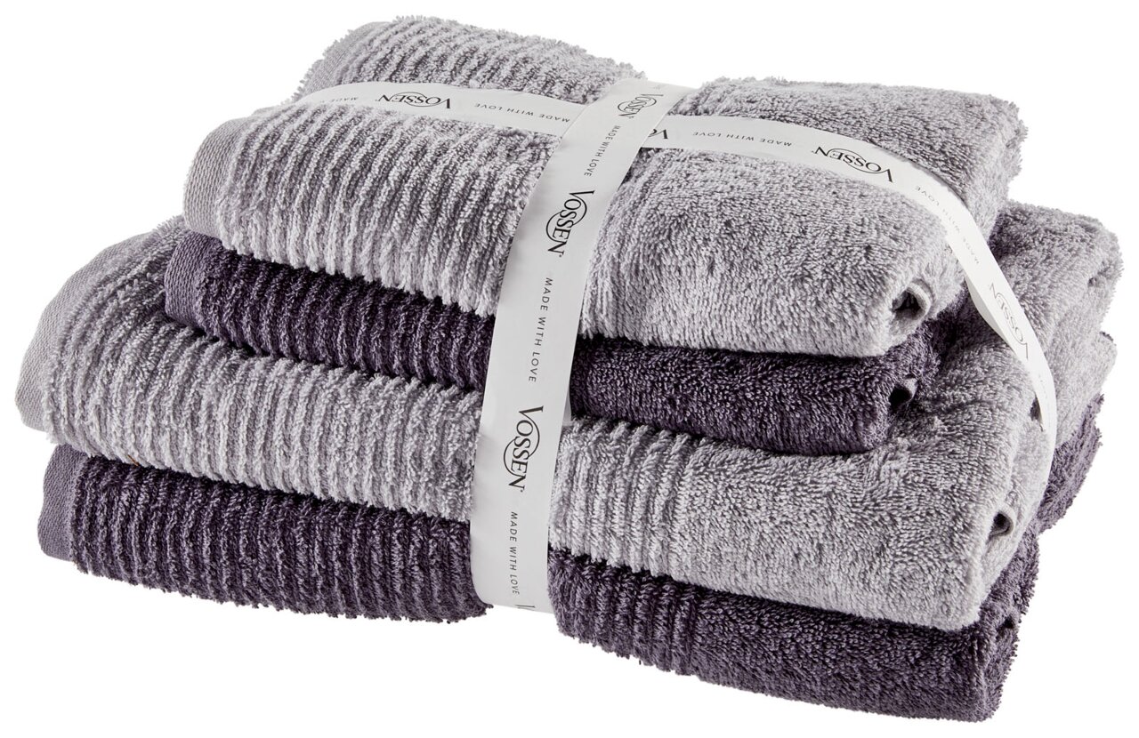 Vossen Handtuchset 4-tlg. BATONI Ein Stapel von vier Handtüchern in verschiedenen Grautönen, gebunden mit einem weißen Band mit der Aufschrift 'Vossen', aus einer seitlichen Perspektive fotografiert.