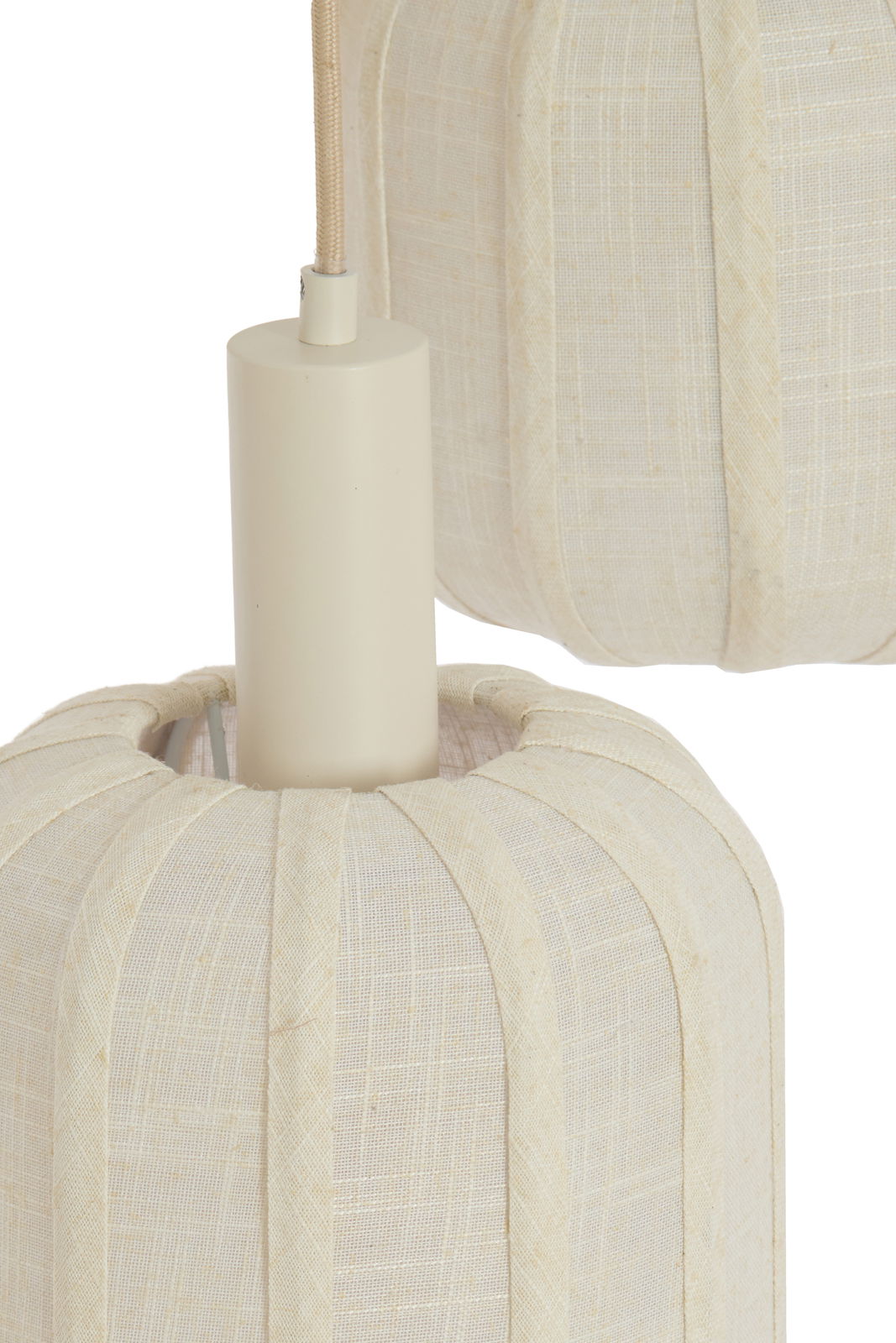 Nahaufnahme einer cremefarbenen Hängeleuchte mit textiler Struktur, seitliche Perspektive.