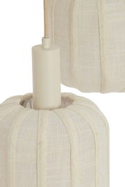 Nahaufnahme einer cremefarbenen Hängeleuchte mit textiler Struktur, seitliche Perspektive.