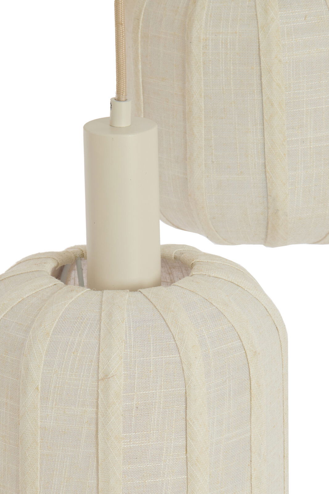 Nahaufnahme einer cremefarbenen Hängeleuchte mit textiler Struktur, seitliche Perspektive.