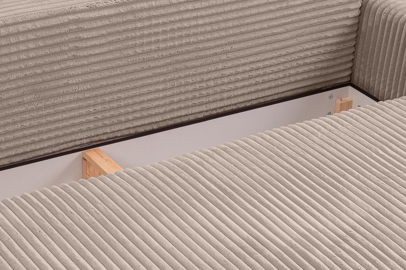Nahaufnahme eines Schlafsofas mit geripptem Stoffbezug in Beige, Blick auf die Rückenlehne und Sitzfläche.