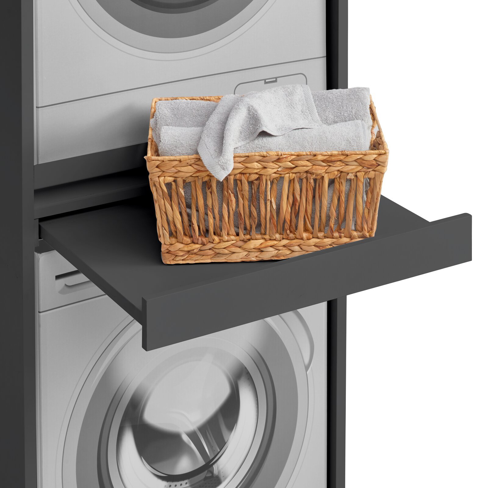 Doppel-Waschmaschinenschrank mit herausziehbarem Regal, darauf ein Korb mit Handtüchern, seitliche Perspektive